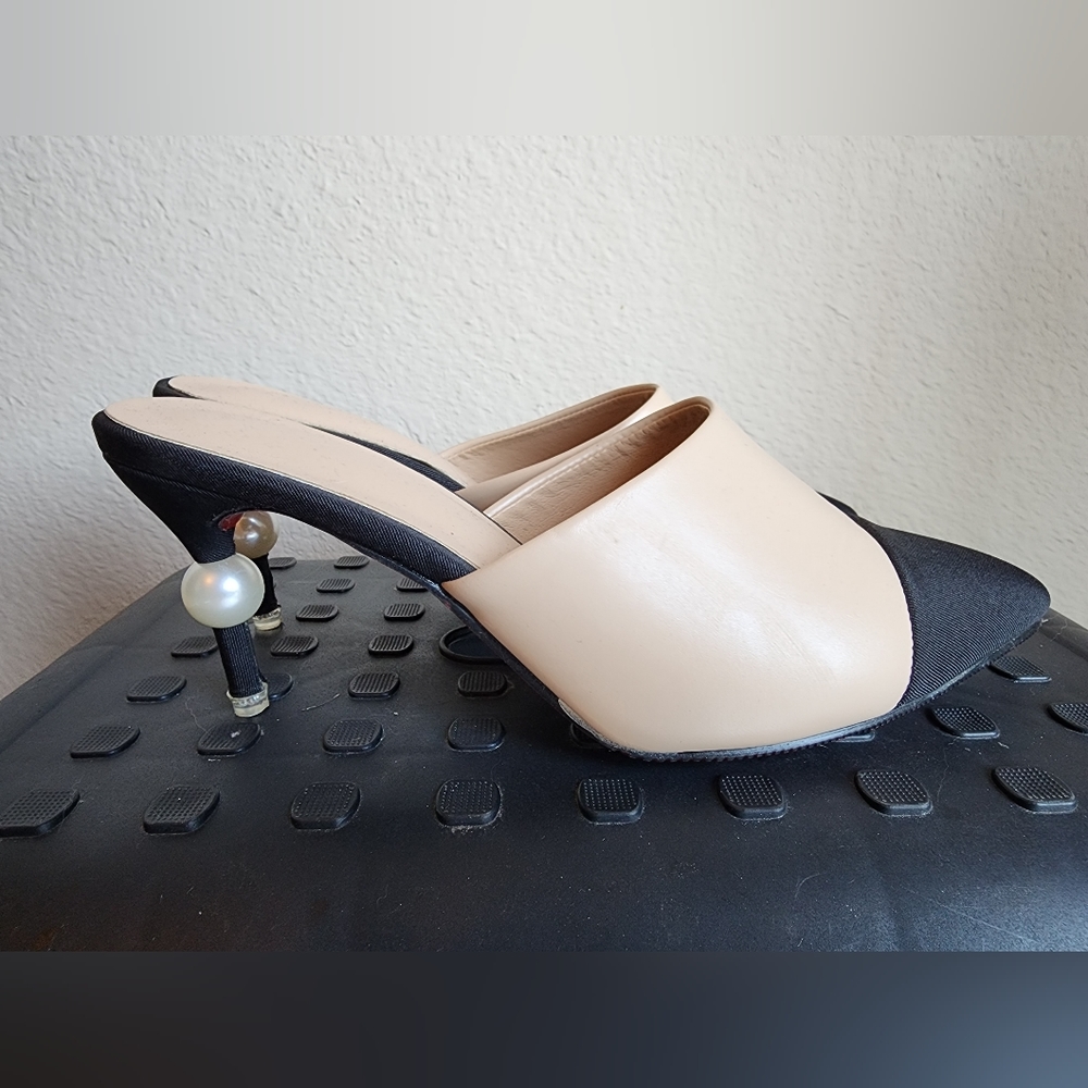 Heeled Mules Tan/Black with pearl in the heel